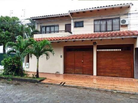 Hermosa Y Amplia Casa De Dos Plantas En Excelente Ubicación.