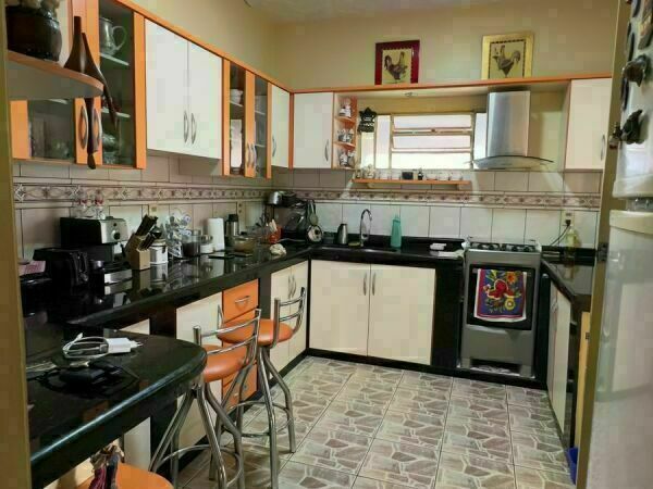RESIDENCIA EN VENTA EN KM 4 A PASOS DE LA RUTA PY07. — foto 3