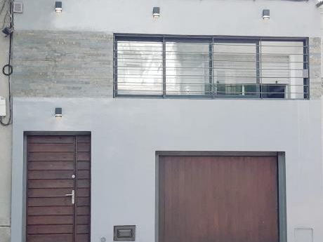 Hermosa Casa Con Patio Y Garage Para Entrar!