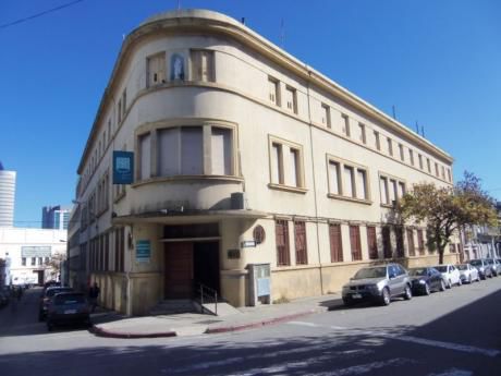 Dos Edificios Concebidos Para Institucion Educativa