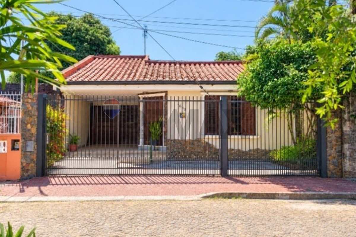 Casa en venta en Roberto L. Petit
