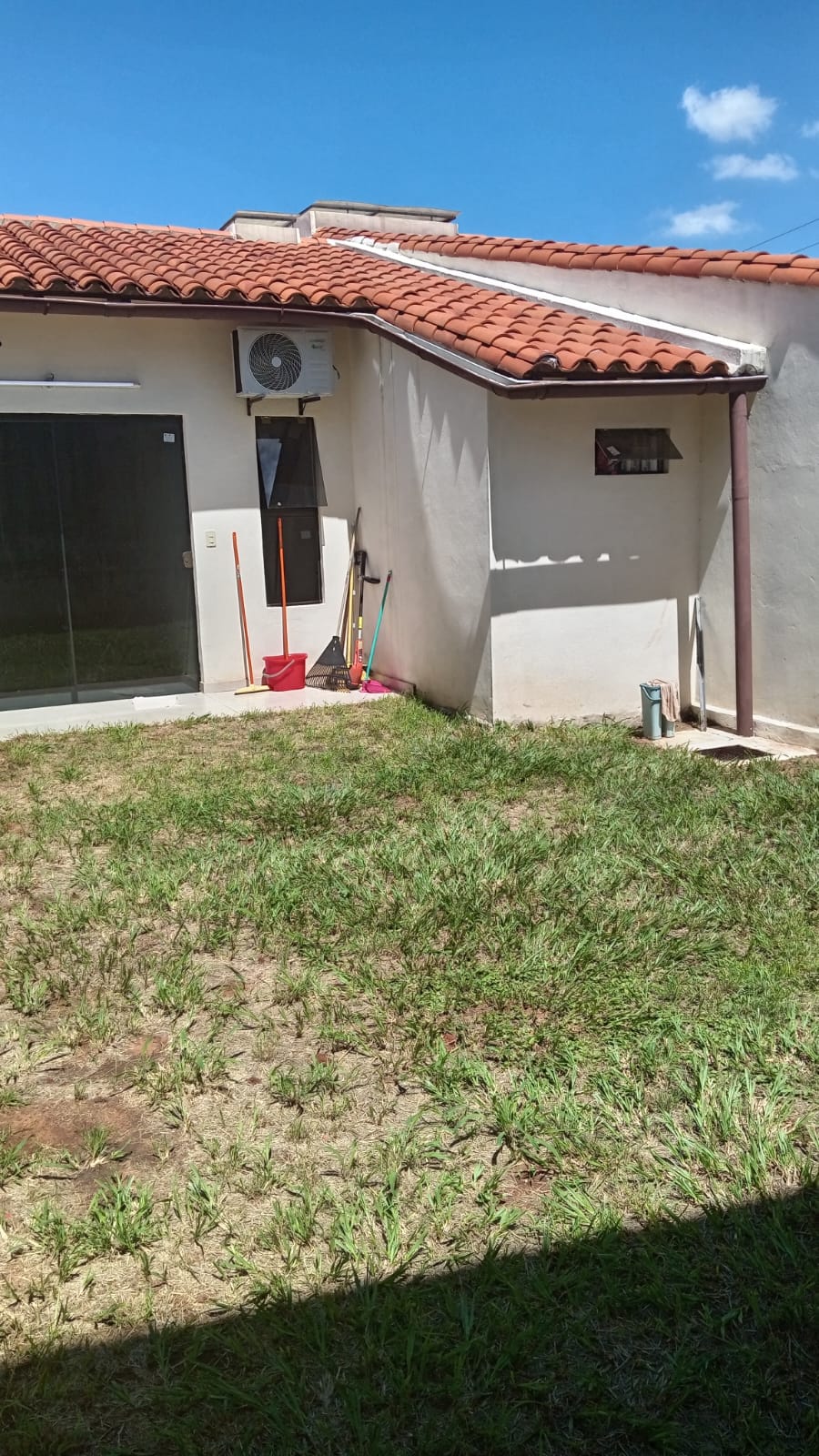 CASA CON PATIO TIPO CHALET EN ALQUILER – FERNANDO DE LA MORA ZONA SUR. — foto 2