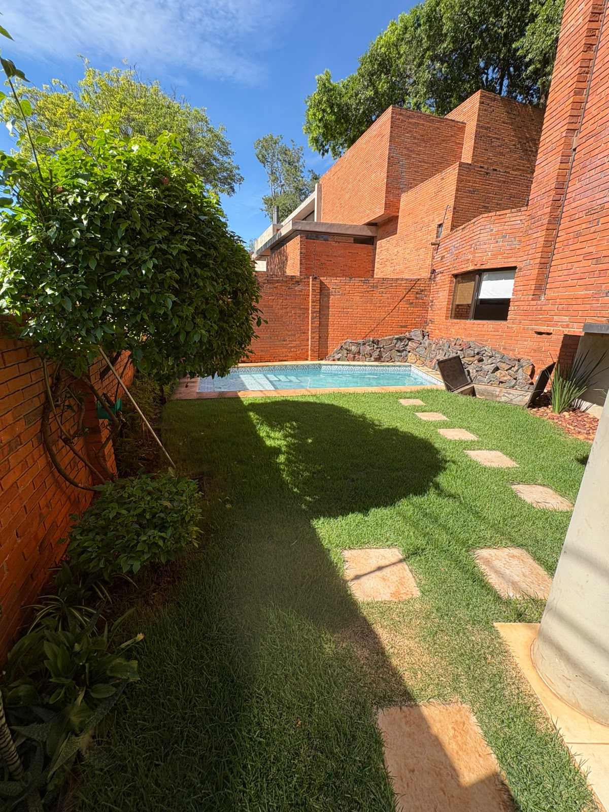 Residencia premium con piscina en alquiler en Mburucuyá — foto 3