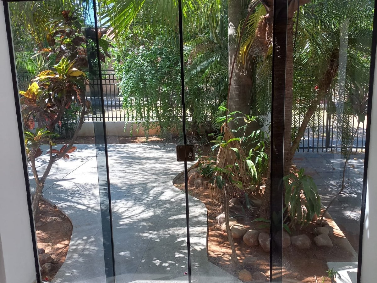 VENDO CASA DE UNA PLANTA EN BARRIO MBACHIO LAMBARÉ — foto 2