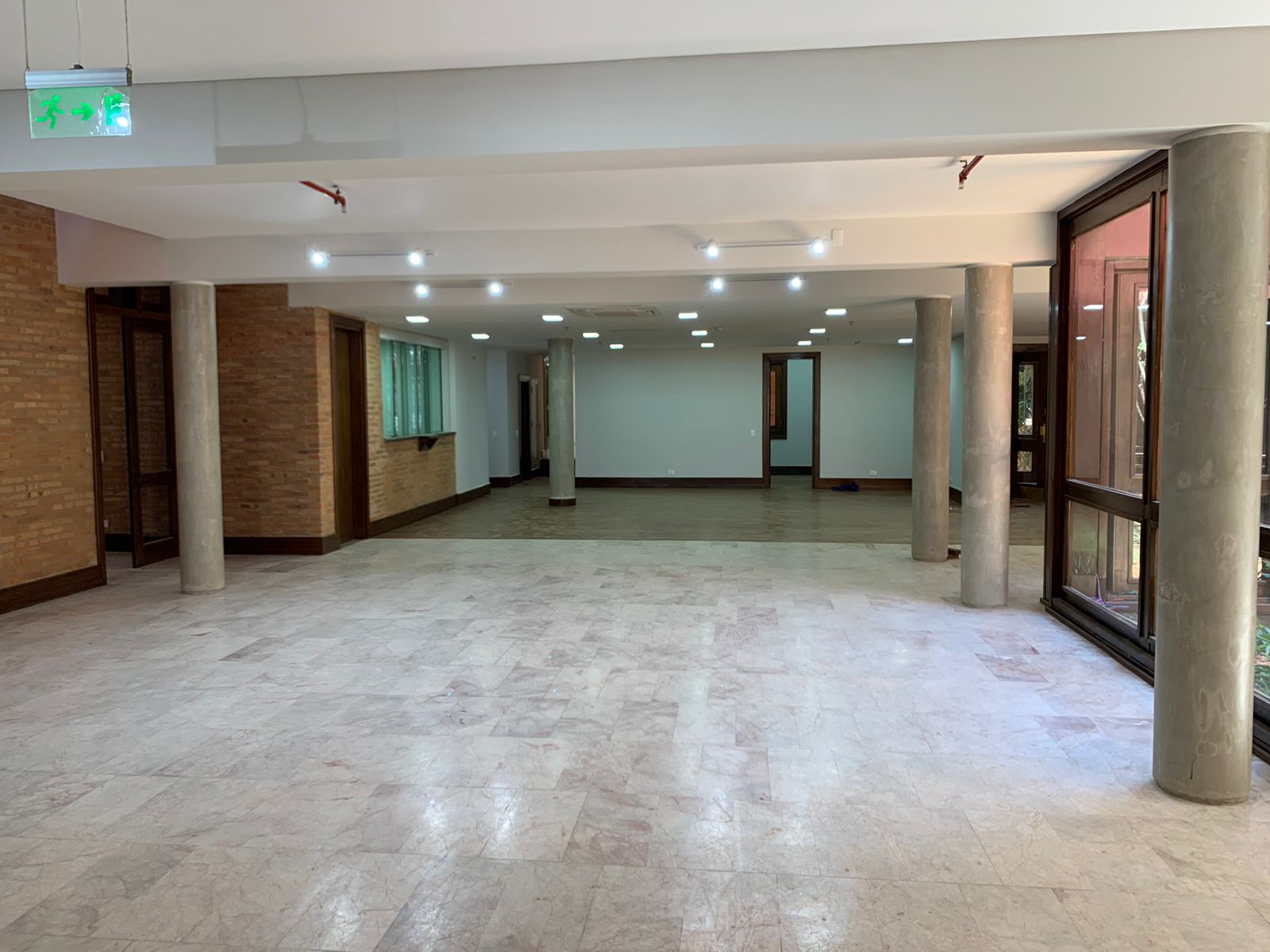 Alquiler de Exclusivo Edificio Corporativo de Alta Categoría.