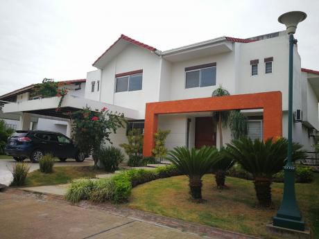 En Venta Bella Casa En Colinas De Urubo S1