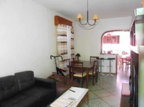 Muy Buen Inmueble De Sólida Construcción!! Al Frente!!