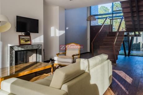 Casa Ph En Carrasco Sur, 2 Dormitorios Uno En Suite Y Jardín Con Parrillero