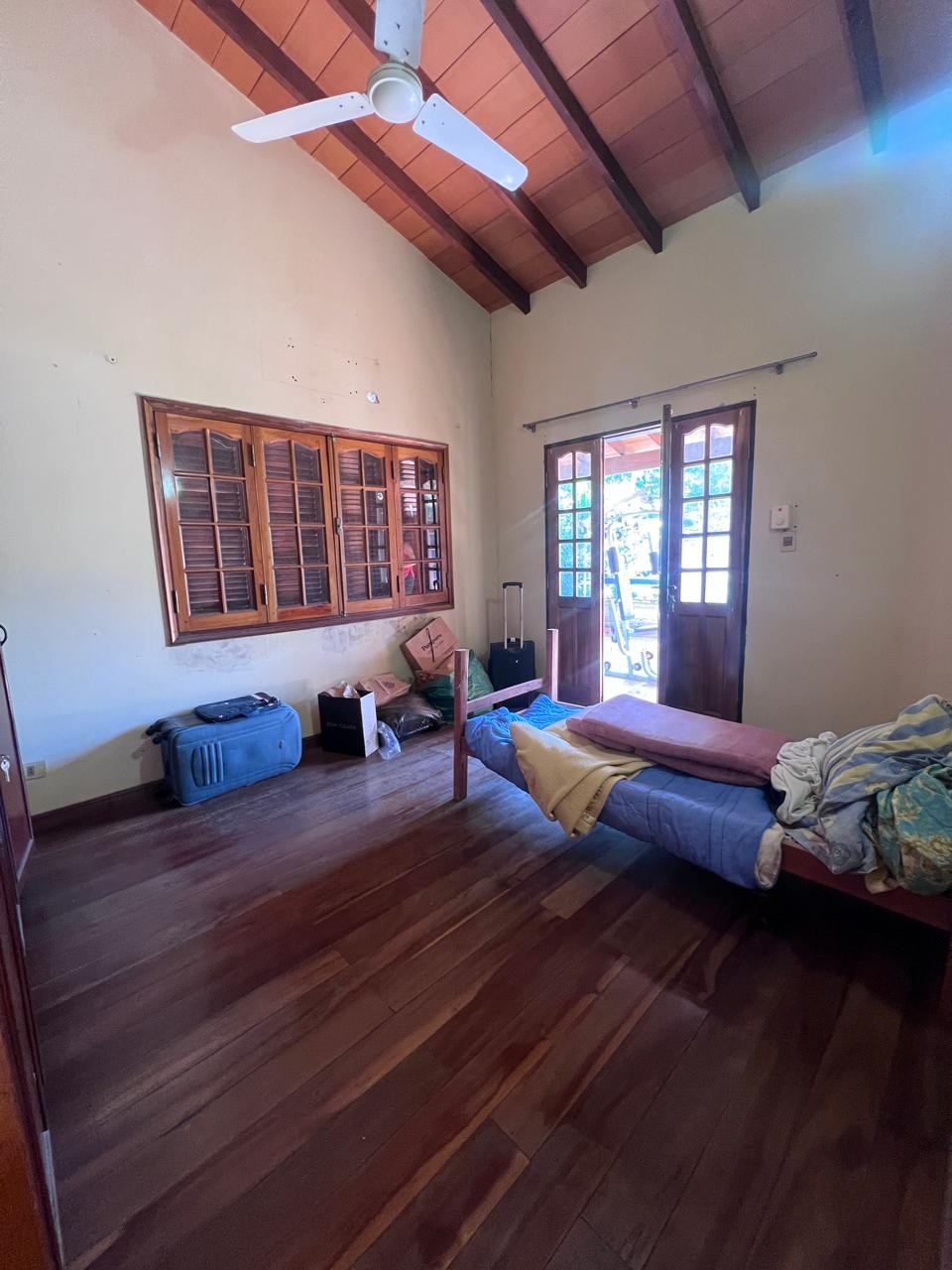 VENDO AMPLIA  Y FUNCIONAL RESIDENCIA EN BARRIO MBURUCUYA-ASUNCION — foto 3