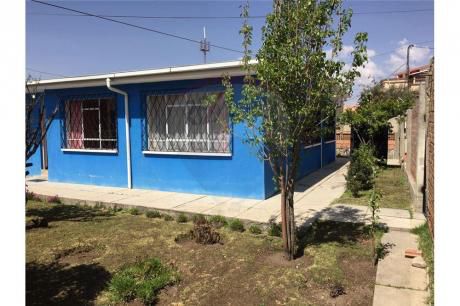 Bonita Casa Con Garzonier En La Parte Trasera.