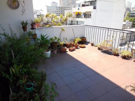 Centro. Venta Penthouse 2 Dorm Y Serv. Amplia Terraza