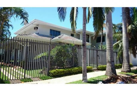 Amplia Y Fina Residencia En Exclusivo Barrio El Mangal