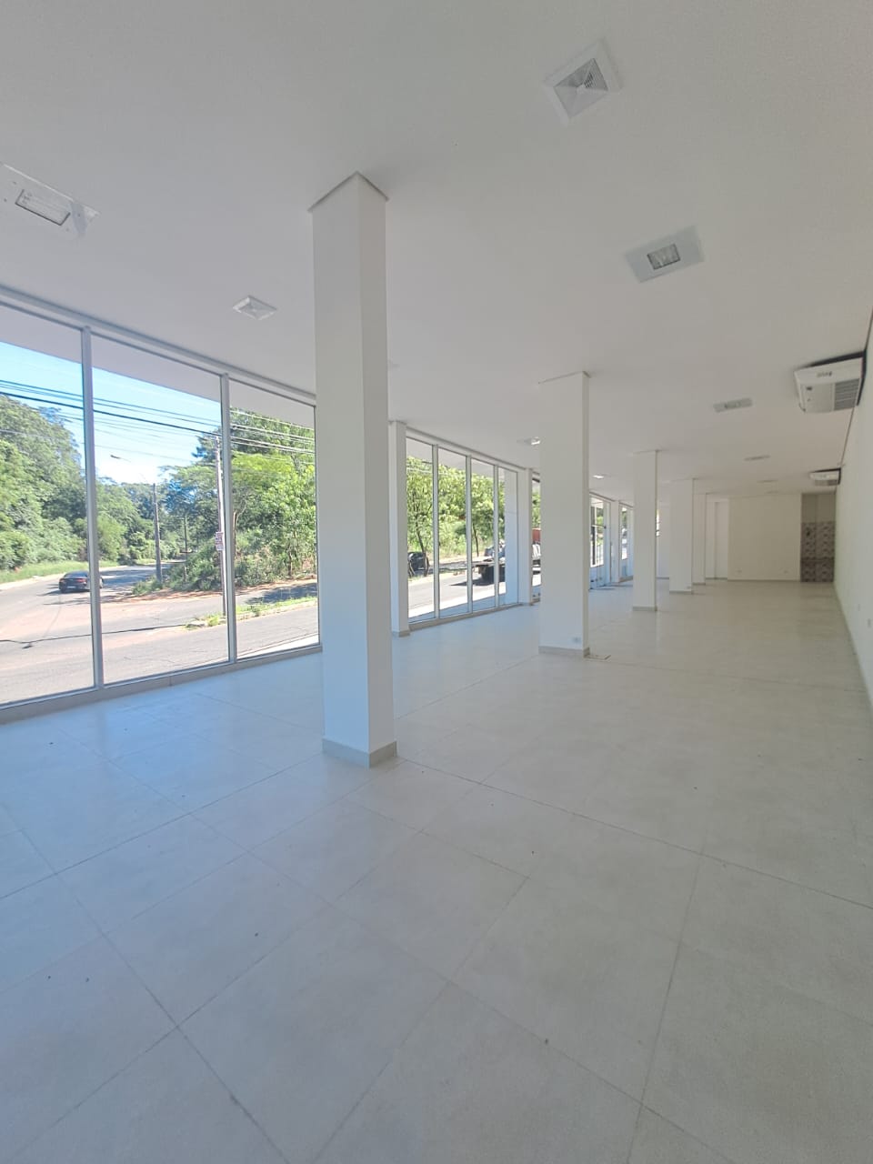 EN ALQUILER – DOS HERMOSOS SALONES EN EL MICROCENTRO DE VILLA ELISA — foto 2