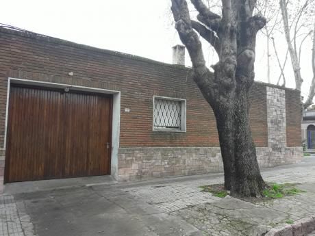 Linda Casa Esquina Ubicada En Barrio La Comercial