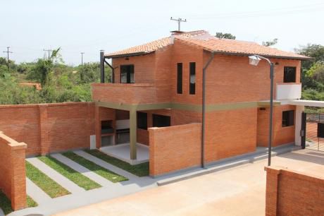Casa De 2 Dormitorios En Condominio Luque - Zona Rakiura