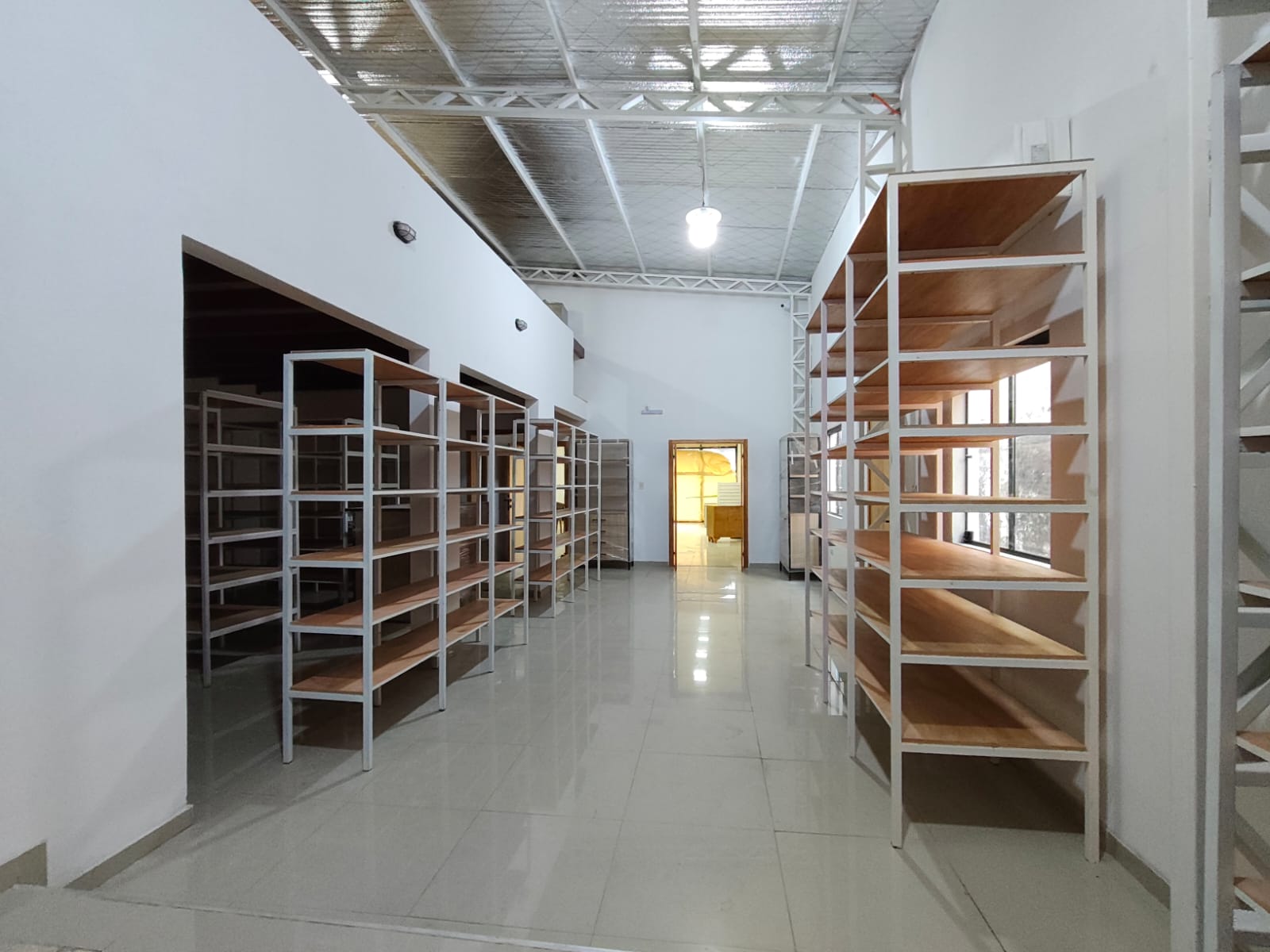 EN ALQUILER   Exclusivo Salón Comercial amoblado a estrenar sobre la Av. Artigas — foto 3