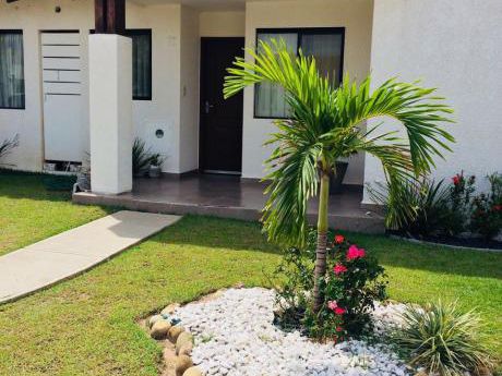 Preciosa Casa equipada con 100% madera en Solo $us 100.000