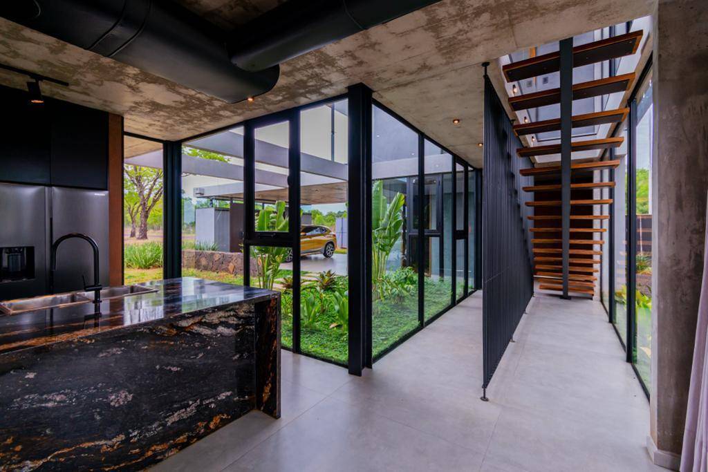 EN VENTA LUJOSA RESIDENCIA EN ITAPUA PROXIMO A ENCARNACION — foto 3