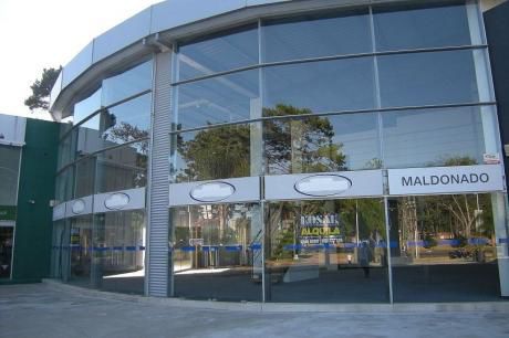 Kosak Punta Del Este- Alquila Excelentes Locales Comerciales Avda. Roosevelt