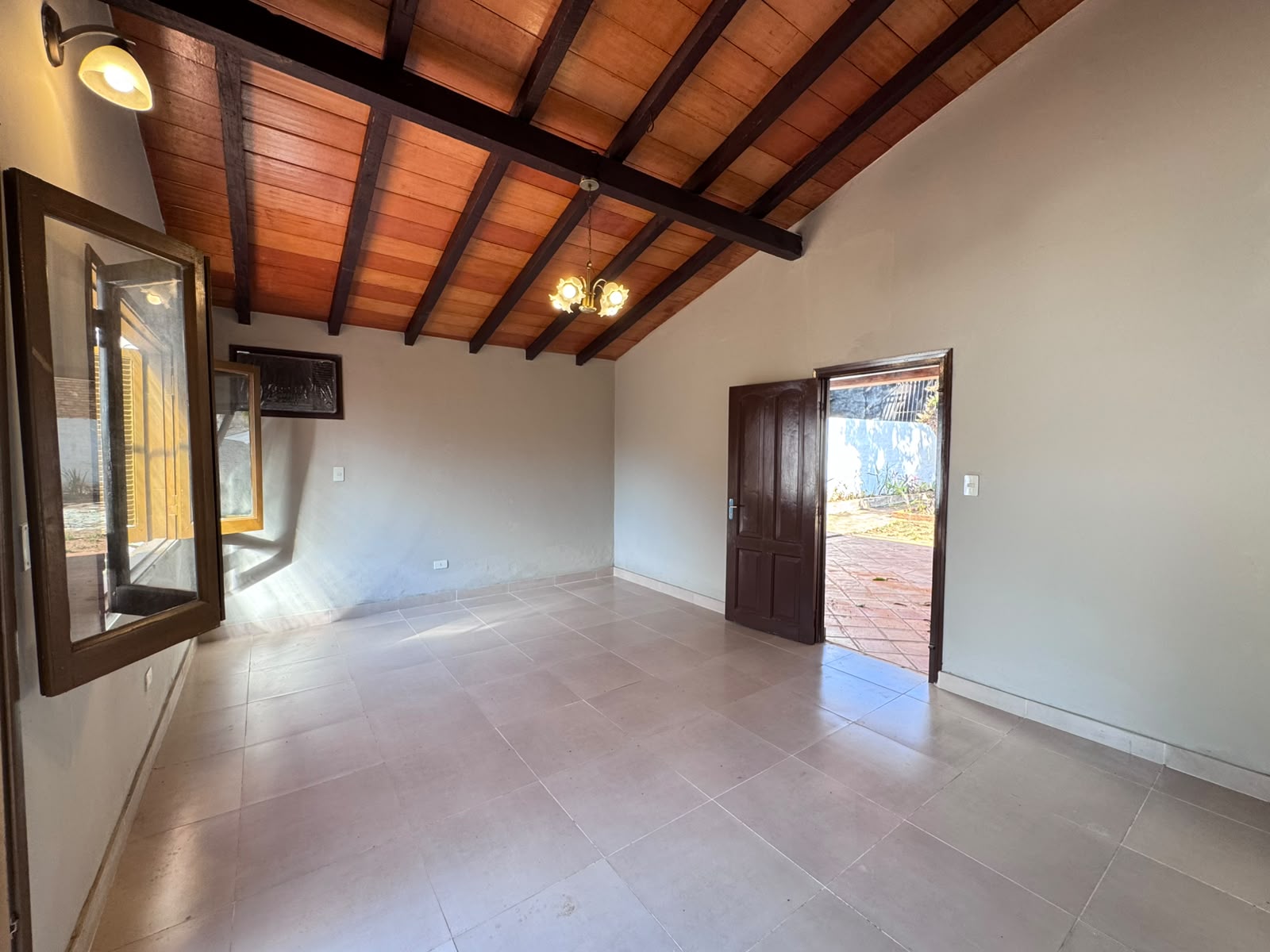 ALQUILO CASA EN PB CON QUINCHO Y AMPLIO PATIO. FDO DE LA MORA, ZONA NORTE — foto 3