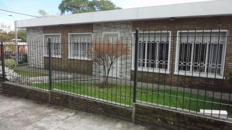 Gran Frente, Una Planta, Cómoda, 3 Dorm, Jardín, Cochera, Garaje!