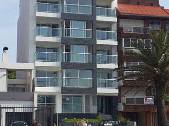 Frente A La Rambla De Playa Honda! 1dorm, 2 Baños!