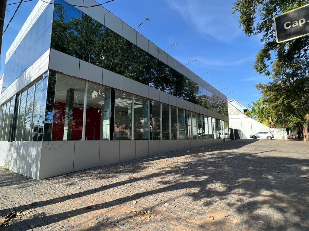 ALQUILO AMPLIO SALÓN SOBRE MCAL LÓPEZ  Zona tigo — foto 2