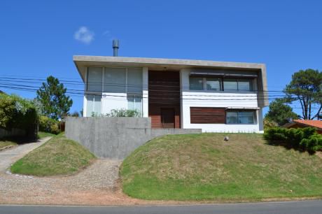 Moderna Y Luminosa Casa.
