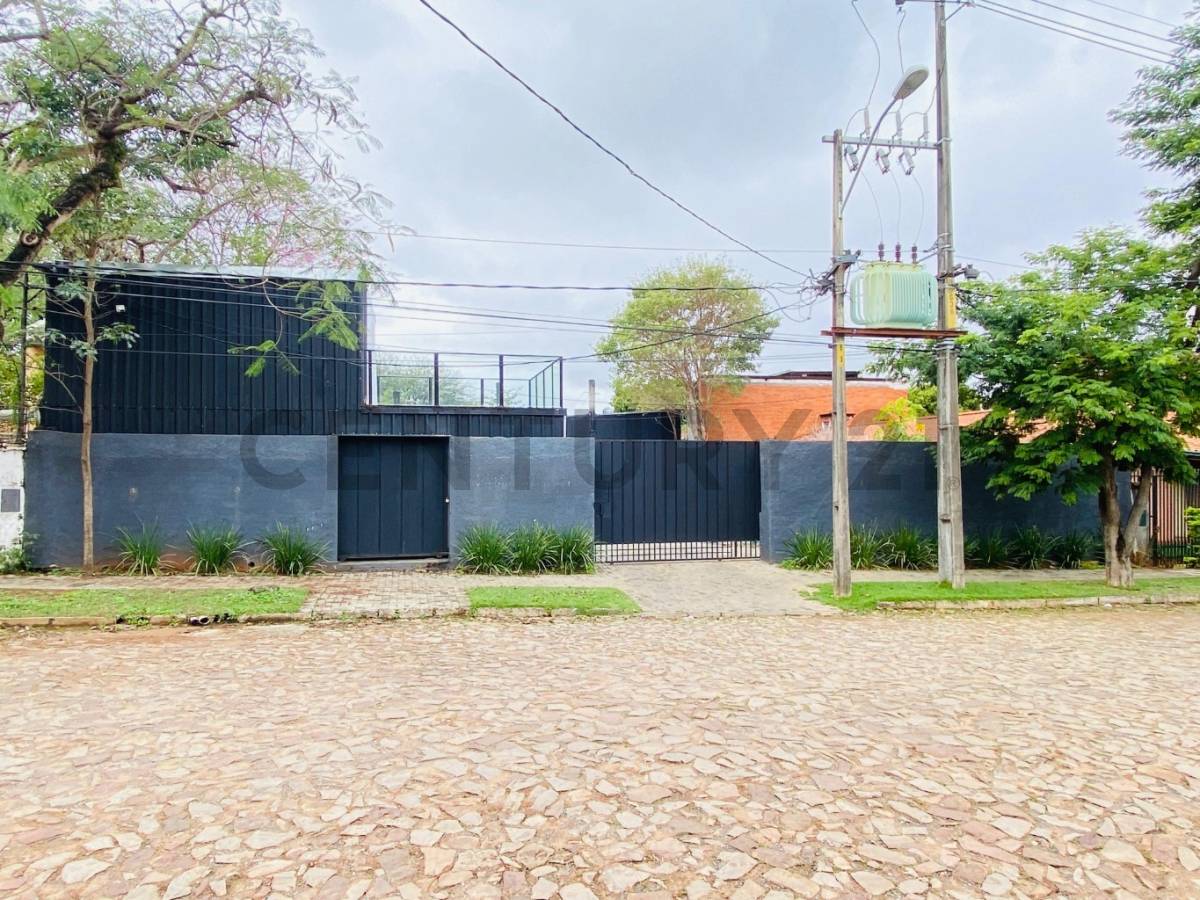 En alquiler de Show Room Con Oficinas y Tinglado o Deposito en Bo. Los Laureles — foto 3