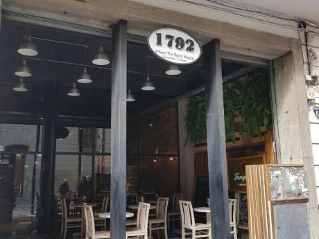 Excelente Local Sobre Peatonal Sarandí, Ciudad Vieja.