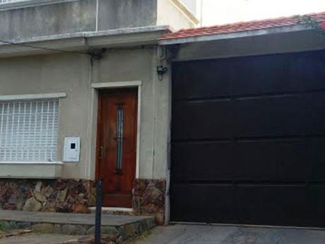 Casa De Altos Con Garage A Metros De La Rambla
