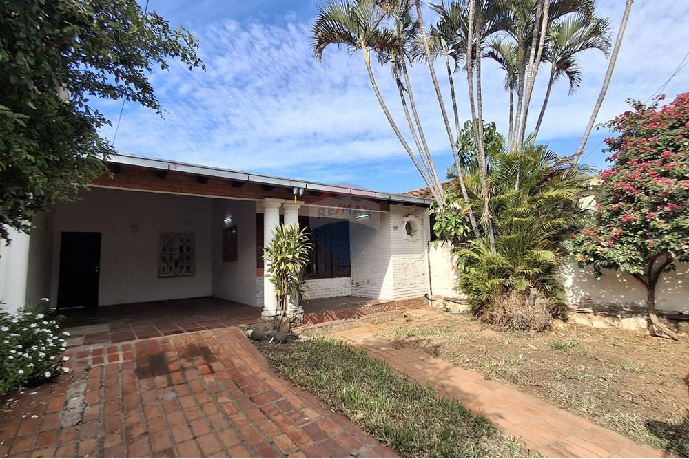 VENDO TERRENO CON CASA A REFACCIONAR EN B° JARA — foto 2