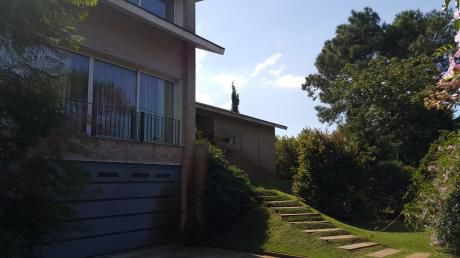 Gran Casa Con Parque En Zona Residencial De El Pinar A Media Cuadra De La Playa.