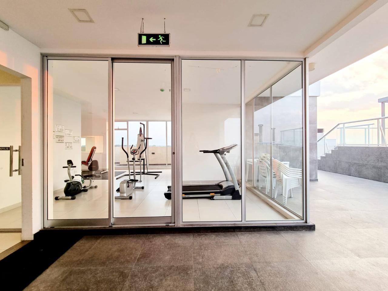 Departamento Amoblado en Alquiler, Edificio “Rembrandt” Los Laureles. — foto 2