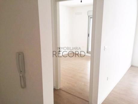 Apartamento De 1 Dormitorio! Todo Al Frente Con Gastos Comunes Bajos!