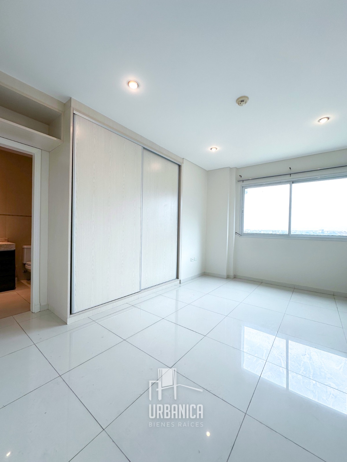 Alquilo Departamento De 3 Habitaciones En Suite. Edificio Martínica. — foto 2