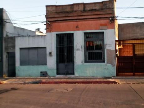 ** Oportunidad ** 5 Aptos Y Local Comercial Al Frente