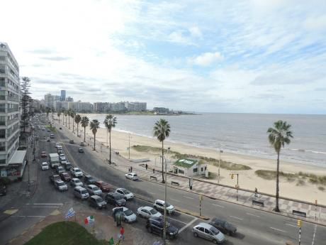 Rambla Y Av.brasil. 190 Mts. 2 Garages. Para Reciclar.