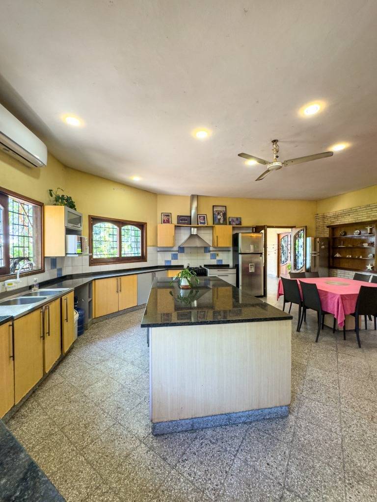 Residencia Amplia en Mariano Roque Alonso - En Alquiler — foto 3