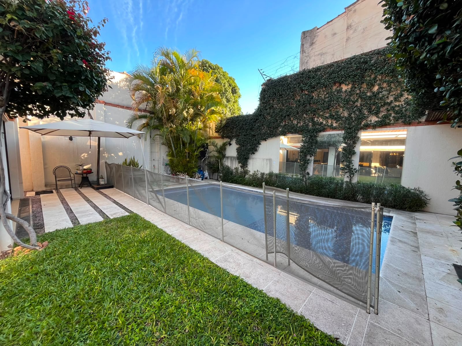 ALQUILO EXCLUSIVA RESIDENCIA  AMOBLADA CON PISCINA  – BARRIO MBURICAO — foto 2