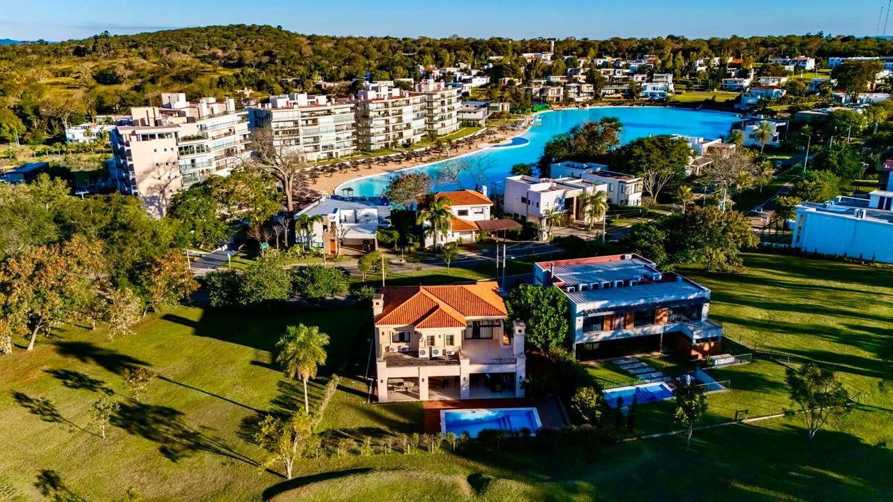 En venta residencia en Aqua Village, a pasos de la laguna. — foto 2