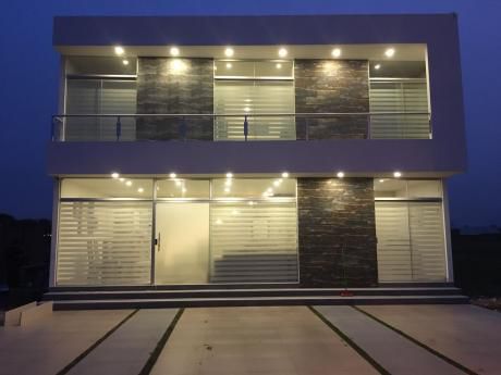 Casa En Venta En Condominio Valle Norte 2