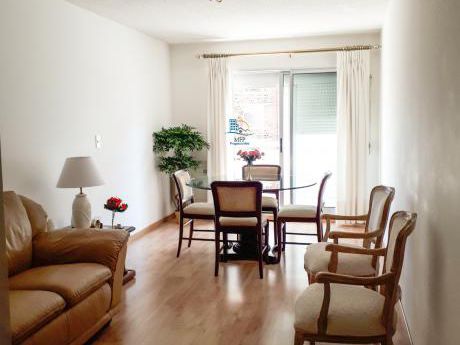 Venta De Hermoso Apto De 2 Dormitorios En Tres Cruces