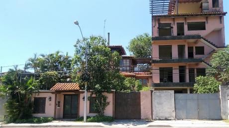 Edificio Con Bloques De Oficinas Y Hotel En Construcción