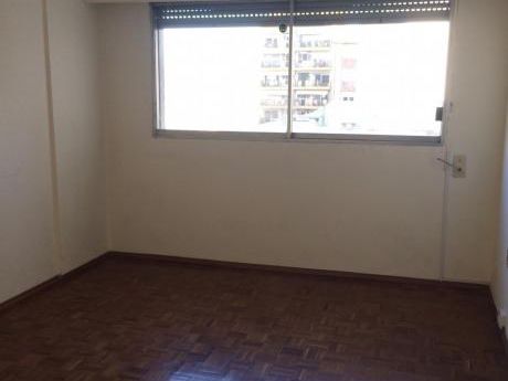 Hermoso Apartamento. El Edificio Cuenta Con Garage. Paraguay Y Soriano