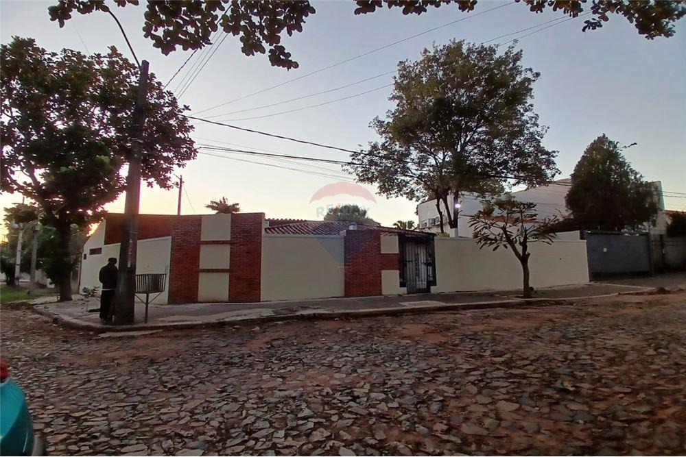 En Venta Amplia Casa en Esquina.Las Lomas — foto 2