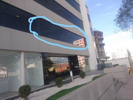 Elegante Oficina En Alquiler, Para Uso De Consultorios U Oficinas.