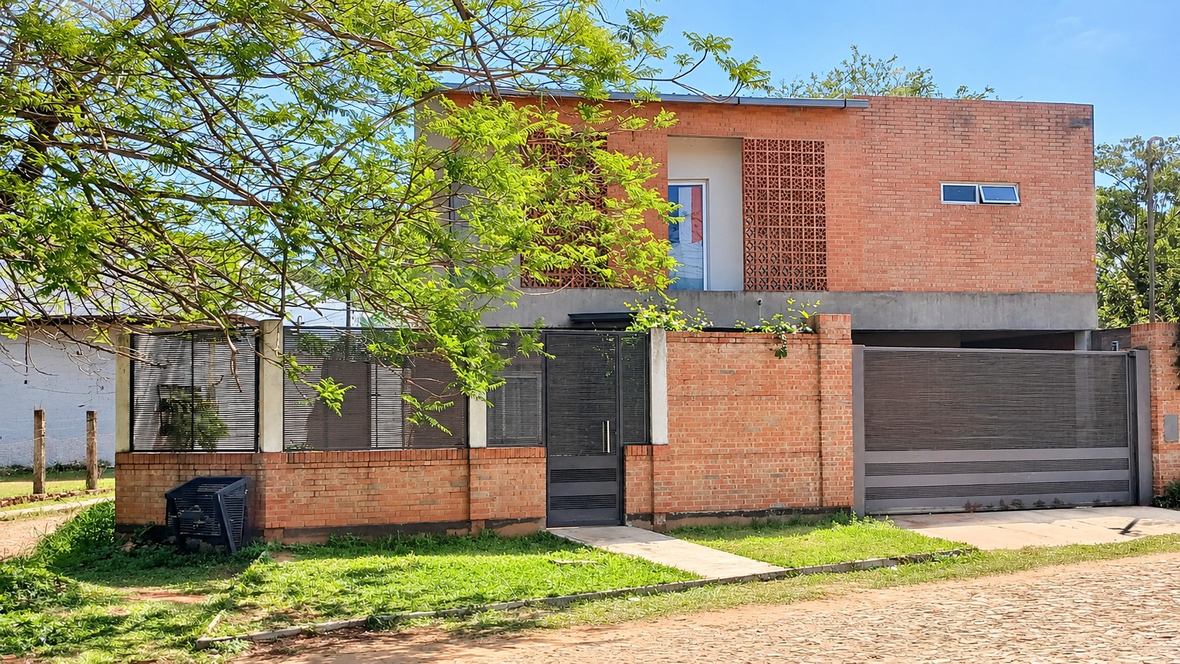 VENDO CASA EN ESQUINA EN EL CENTRO DE VILLA ELISA - foto 1