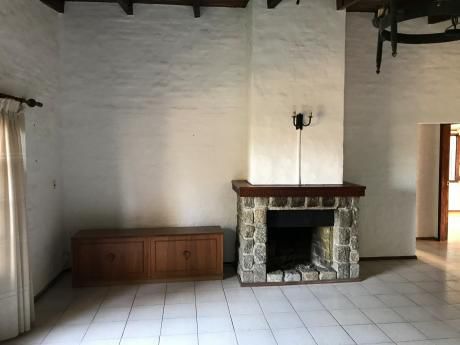 Muy Buena Oportunidad En Atlántida, Chalet De Tejas C/bcoa