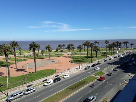 Excepcional Apartamento Sobre Rambla Gandhi Frente Trouville.